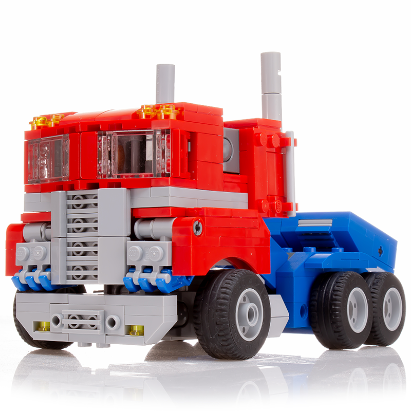 Optimus Prime (Really Transforms!) MOC made from LEGO bricks – B3 Customs